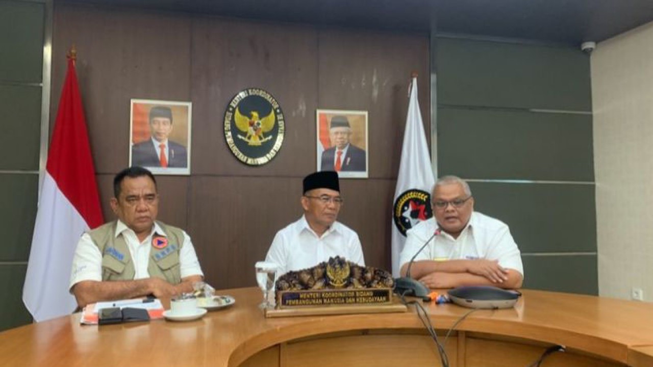 Menteri Koordinator bidang Pembangunan Manusia dan Kebudayaan (Menko PMK) Muhadjir Effendy (tengah). ANTARA/Wuryanti Puspitasari