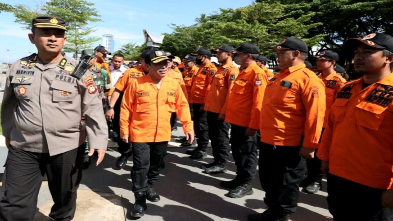 Sekretaris Daerah Pemerintah Kota Makassar Muhammad Ansar (dua kiri) mengecek kesiapan personil BPBD dan tim penanganan bencana disela Apel Gladi Kesiapsiagaan dalam penanganan banjir di Anjungan Mandar Toraja Pantai Losari Makassar, Sulawesi Selatan, Selasa (6/12/2022). ANTARA/HO/Dokumentasi Humas Pemkot Makassar.
