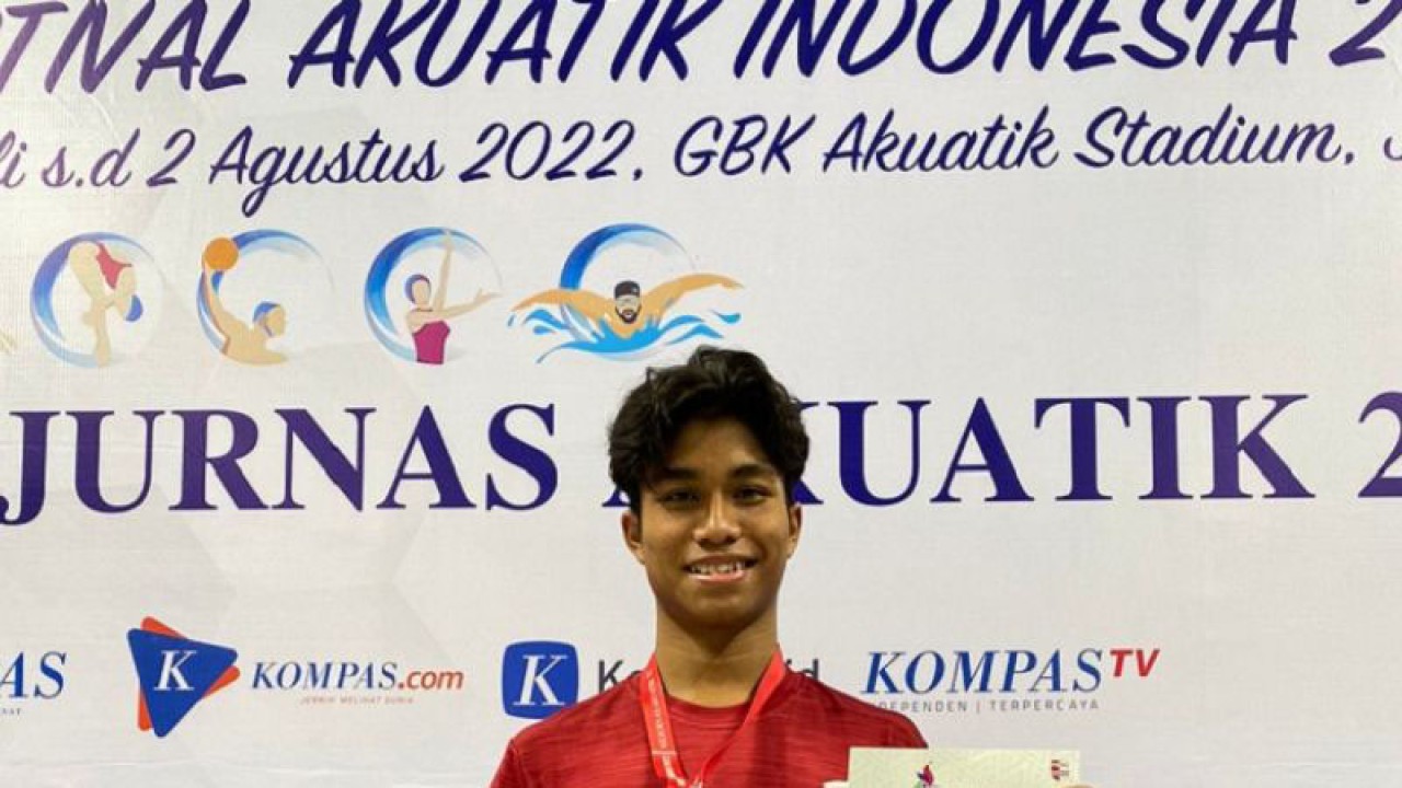 Muhammad Dimas Suidarmanto perenang muda asal Kabuaten Tanjungjabung Barat, Provinsi Jambi yang masuk pelatnas bersama dua senior polo air Rian dan Yusuf persiapan SEA Games 2023.(ANTARA/Nanang Mairiadi)