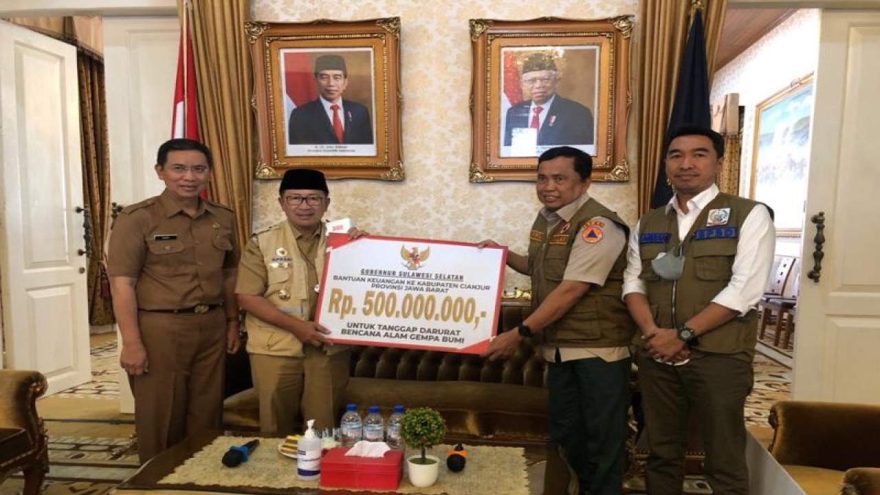 Kepala Pelaksana BPBD Sulawesi Selatan Muhammad Firda didampingi Kepala Bidang Kedaruratan dan Logistik BPBD Sulsel Amran Aminuddin menyalurkan bantuan bagi korban gempa Cianjur di Kantor Bupati Cianjur, Senin (5/11/2022). ANTARA Foto/HO-Humas Pemprov Sulsel