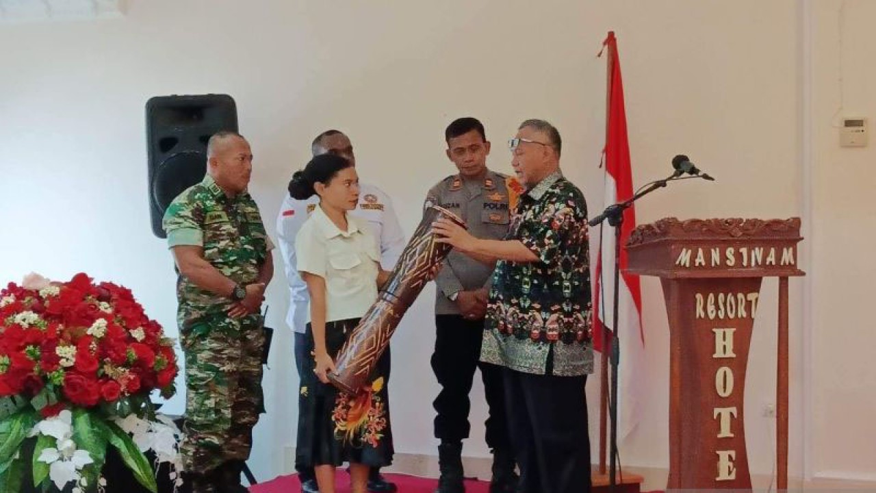 Kepala Dinas Sosial Kabupaten Manokwari, Muhammad Mansur saat menabuh tifa tanda dimulainya Rakerda dan Temu Karya Karang Taruna Manokwari, Jumat (30/12/2022). (ANTARA/Rachmat Julaini)