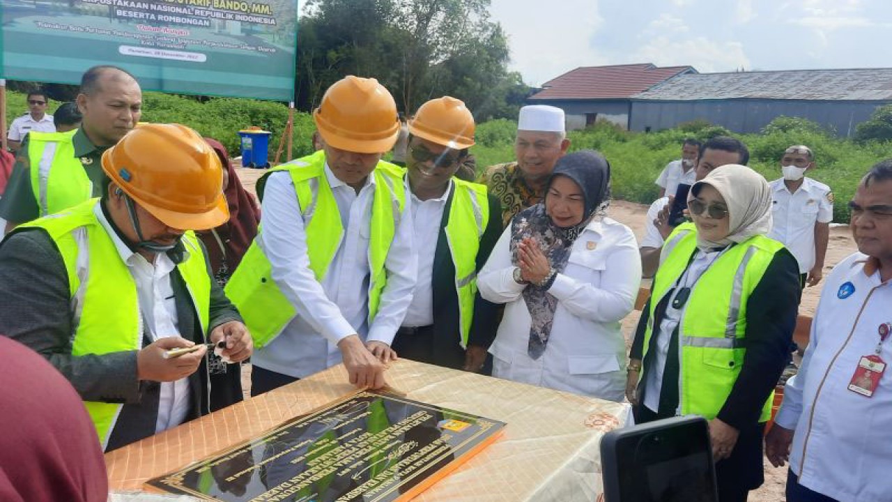 Kepala Perpusnas Muhammad Syarif Bando (kiri) usai menandatangani prasasti pada peletakan batu pertama pembangunan perpustakaan di Pariaman, Rabu. (ANTARA/Aadiaat M. S.)