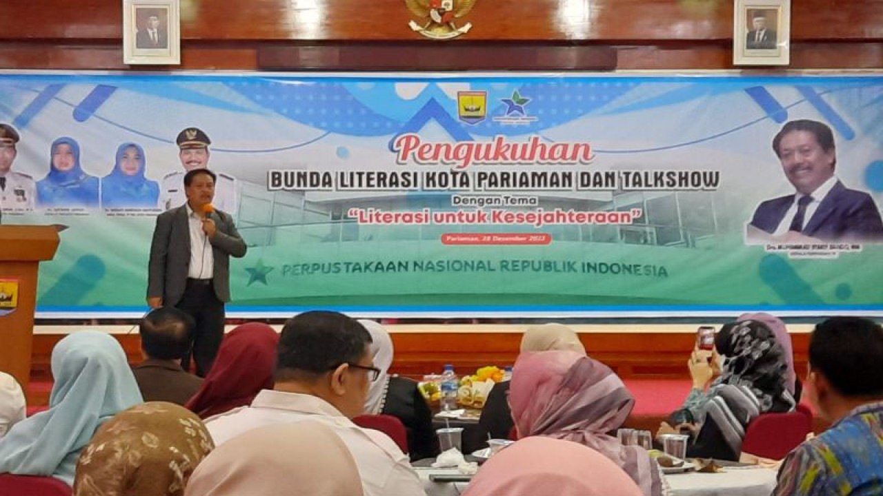 Kepala Perpustakaan Nasional (Perpusnas) Muhammad Syarif Bando menjelaskan terkait pentingnya literasi untuk peningkatan kesejahteraan saat Pengukuhan Bunda Literasi di Pariaman, Sumbar, Rabu (28/12/2022). (FOTO ANTARA/Aadiaat M. S.)