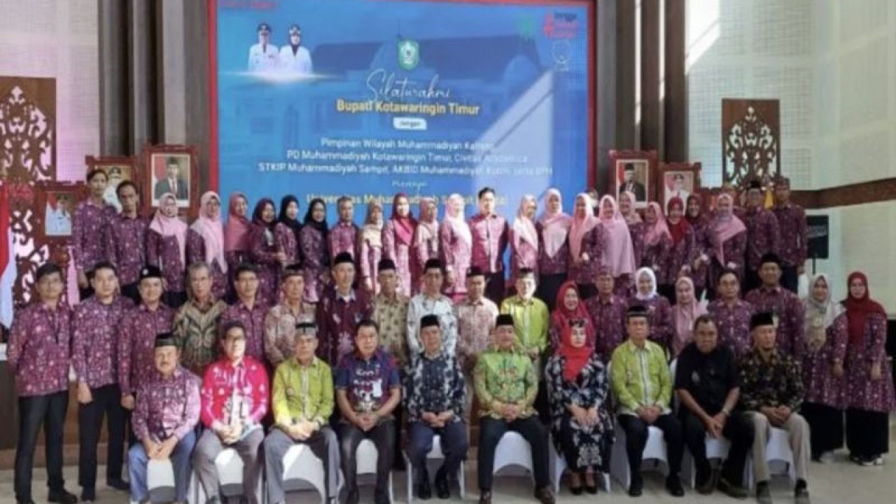 Pengurus Muhammadiyah Kalteng dan Kabupaten Kotawaringin Timur serta civitas akademika STKIP Muhammadiyah Sampit dan Akbid Muhammadiyah Kotim bersilaturahim dengan Bupati Halikinnor dan jajarannya, Kamis (15/12/2022). (ANTARA/Norjani)