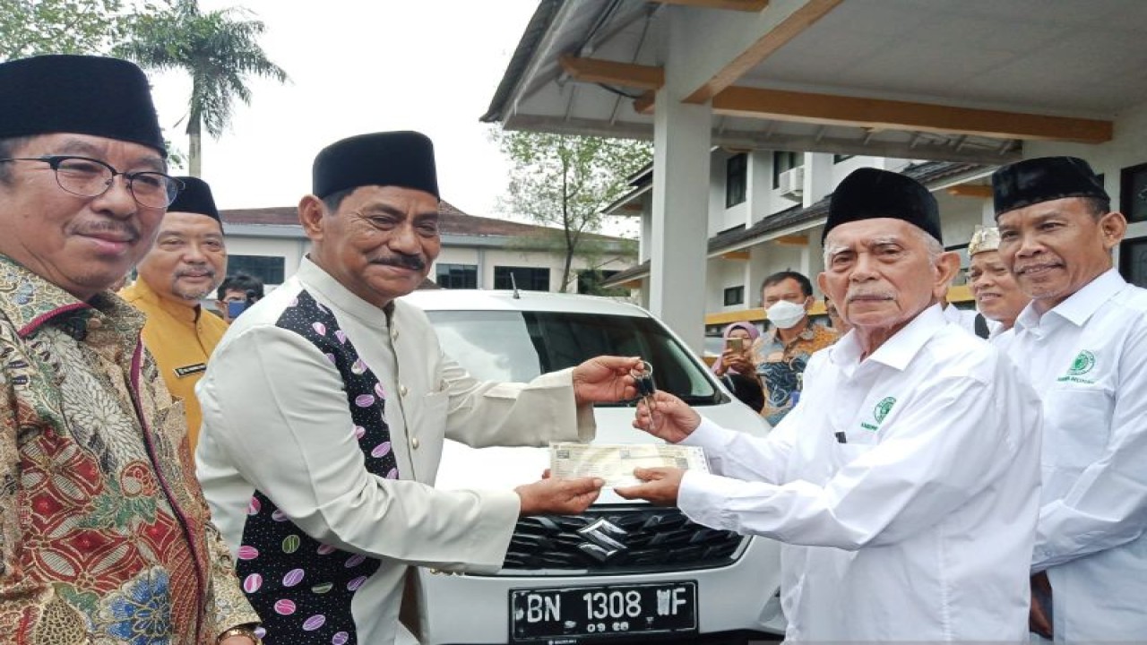 Majelis Ulama Indonesia (MUI) Kabupaten Belitung menerima bantuan kendaraan operasional guna mendukung tugas dakwah dan pembinaan umat Islam di Kabupaten Belitung. ANTARA/Kasmono