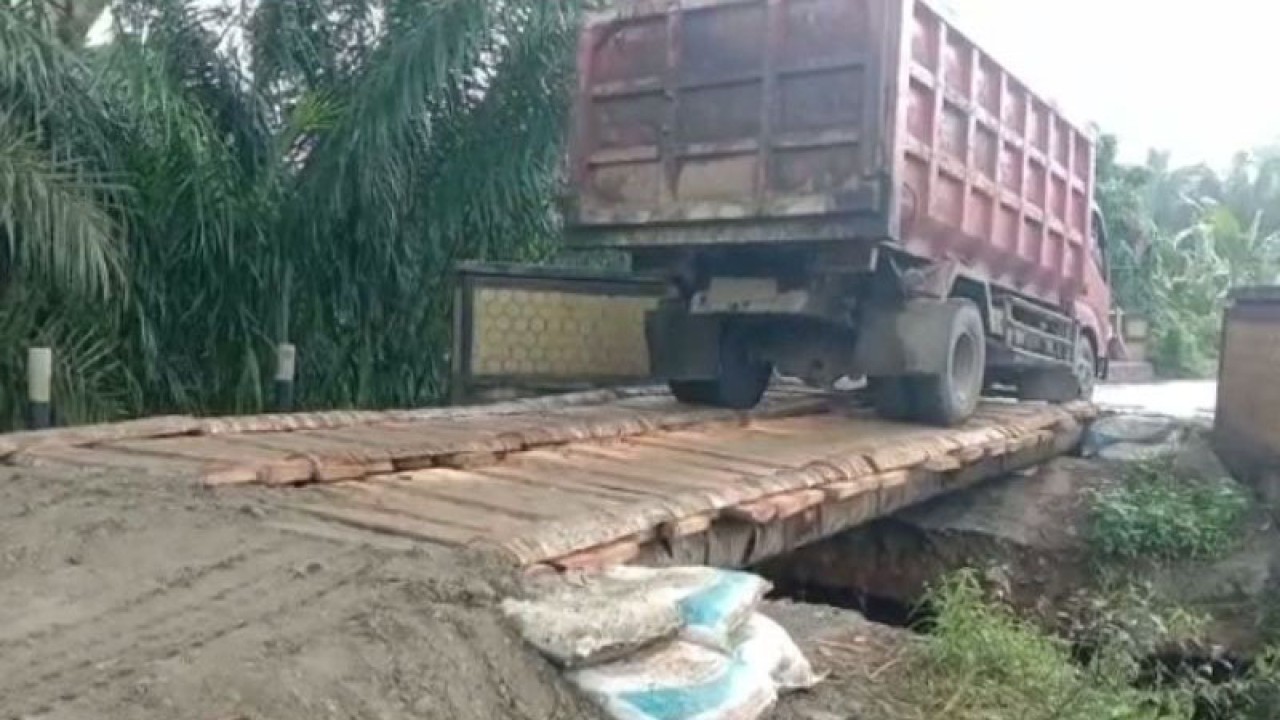 Dinas Pekerjaan Umum dan Penataan Ruang Kabupaten Mukomuko, Bengkulu, membangun jembatan darurat, Sabtu (19/11/2022) FOTO ANTARA/HO-Istimewa.