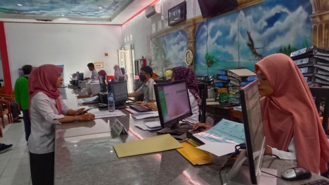 Petugas Dinas Kependudukan dan Pencatatan Sipil Kabupaten Mukomuko melayani warga yang mengajukan pembuatan administrasi kependudukan, Minggu (9/10/2022) ANTARA/Ferri.