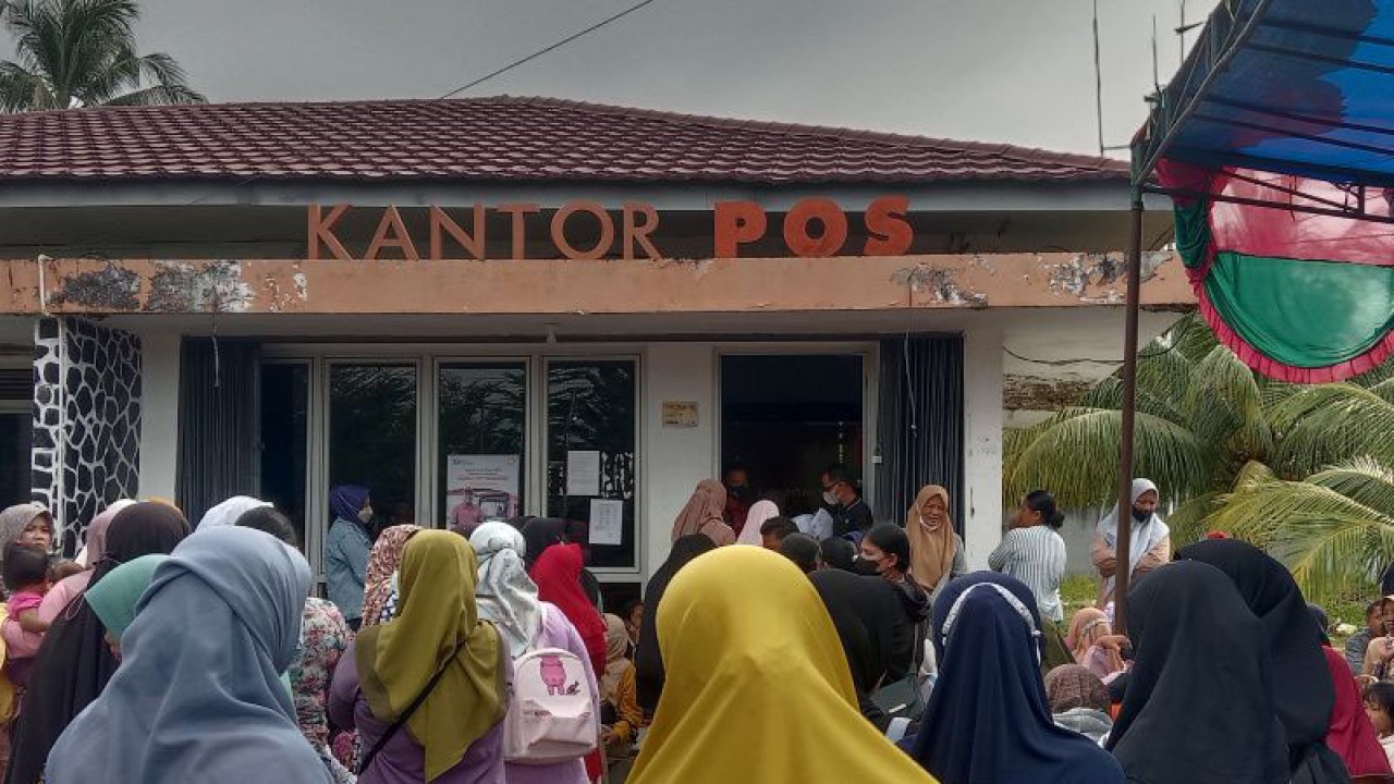 Kantor Pos di Kecamatan Kota Mukomuko, Kabupaten Mukomuko, membagikan bantuan sosial kepada warga di wilayah tersebut, Selasa (29/11/2022) ANTARA/Ferri.