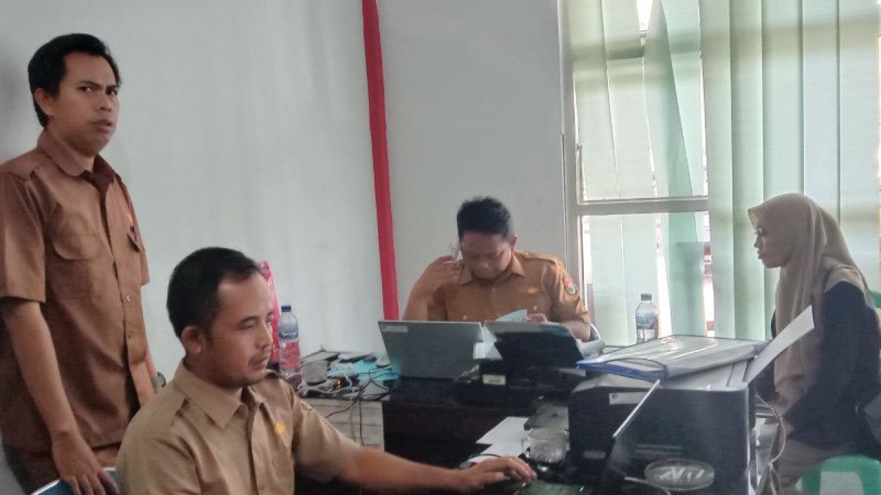 Petugas Dinas Kependudukan dan Pencatatan Sipil Kabupaten Mukomuko memberikan pelayanan pembuatan administrasi kependudukan, Jumat (23/12/2022) ANTARA/Ferri.