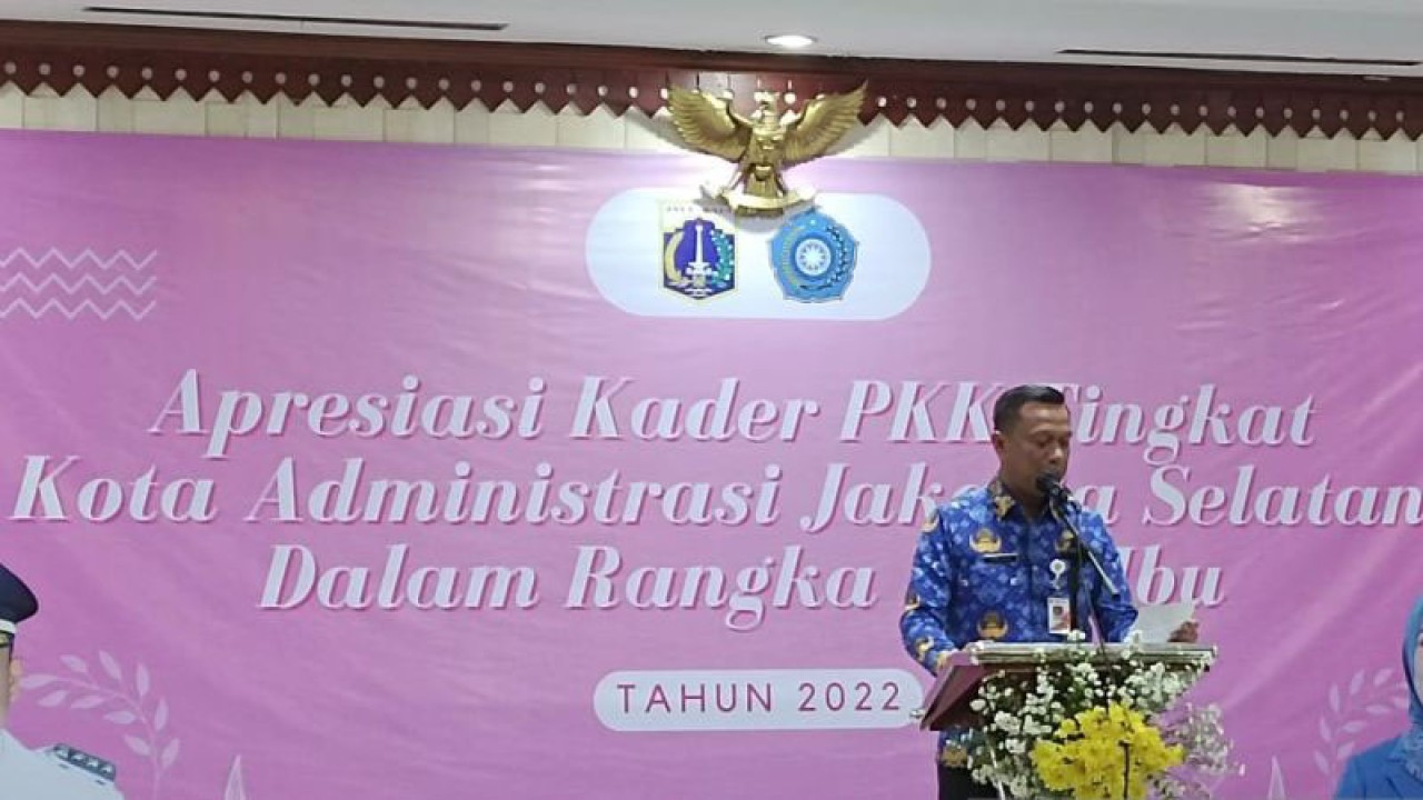 Wali Kota Jakarta Selatan Munjirin memberikan sambutan pada Apresiasi Kader PKK Tingkat Kota Administrasi Jakarta Selatan dalam Rangka Hari Ibu di Jakarta, Kamis (22/12/2022). (ANTARA/Yoanita HD)