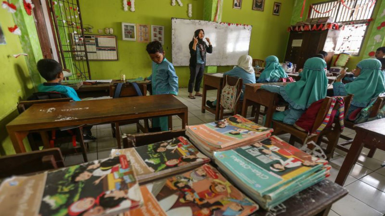 Ilustrasi - Wali murid memberikan materi pelajaran di SDN Pondok Cina 1, Depok, Jawa Barat, Jumat (18/11/2022). ANTARA FOTO/Asprilla Dwi Adha/rwa.
