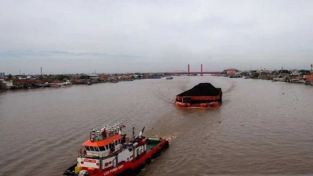 Arsip Foto - Kapal pengangkut batu bara melintas di Sungai Musi, Palembang, Sumatera Selatan, Rabu (24/11/2021). (ANTARA FOTO/Nova Wahyudi)