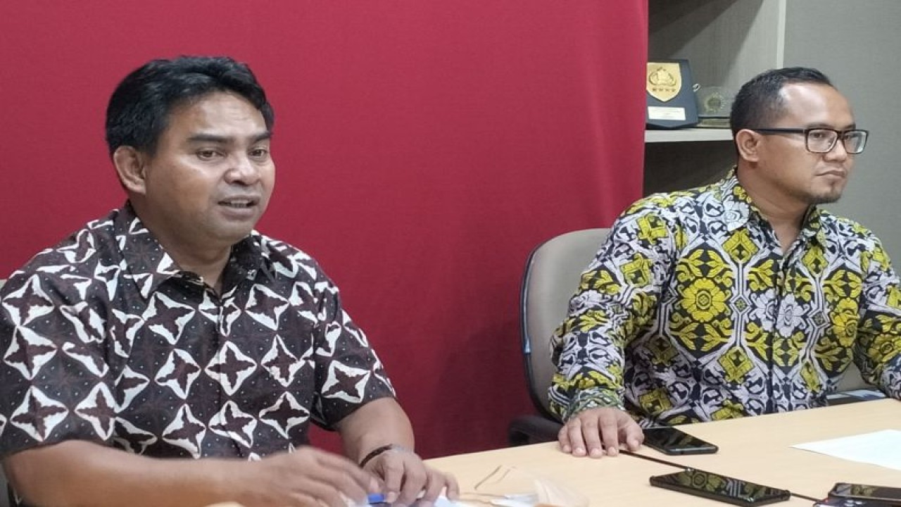 Direktur Jimly School of Law and Government M Muslih (kiri) memberikan paparan catatan akhir tahun 2022 JSLG di Jakarta, Jumat. (ANTARA/Muhammad Zulfikar).
