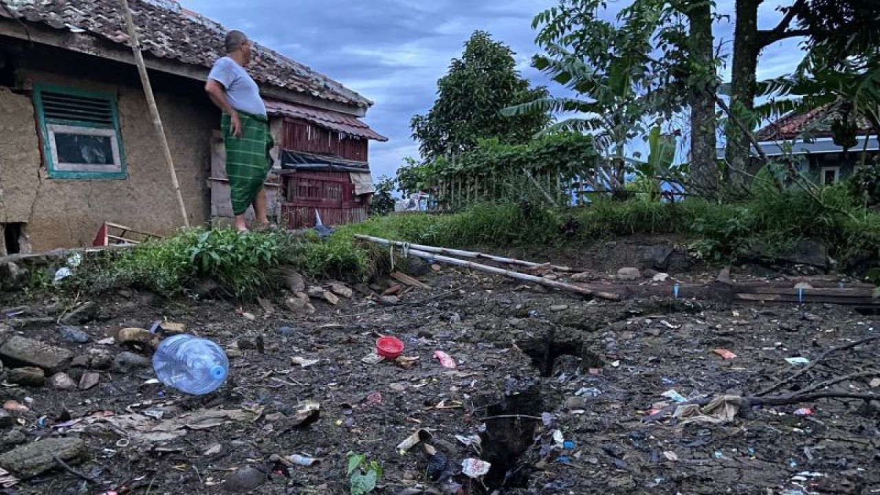 Salah seorang warga di Kampung Rawacina, Desa Nagrak, Kecamatan Cianjur, Jawa Barat, menunjukan air kolam miliknya hilang setelah gempa 5.6 magnitudo mengguncang Cianjur Senin (21/11/2022). ANTARA/Ahmad Fikri