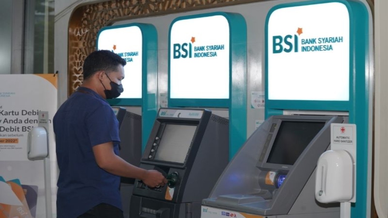 Nasabah sedang melakukan tarik tunai di ATM BSI. (ANTARA/HO-BSI)