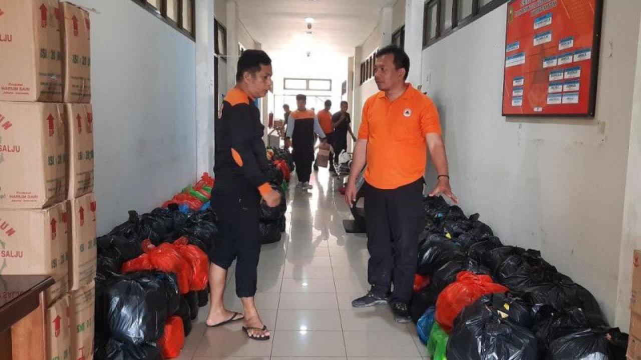 Kepala Pelaksana Badan Pejanggulangan Bencana Daerah (BPBD) Kabupaten Natuna, Raja Darmika (kanan) saat mengecek paket sembako di Kantor BPBD Natuna, Senin (19/12/2022). (ANTARA/Cherman)