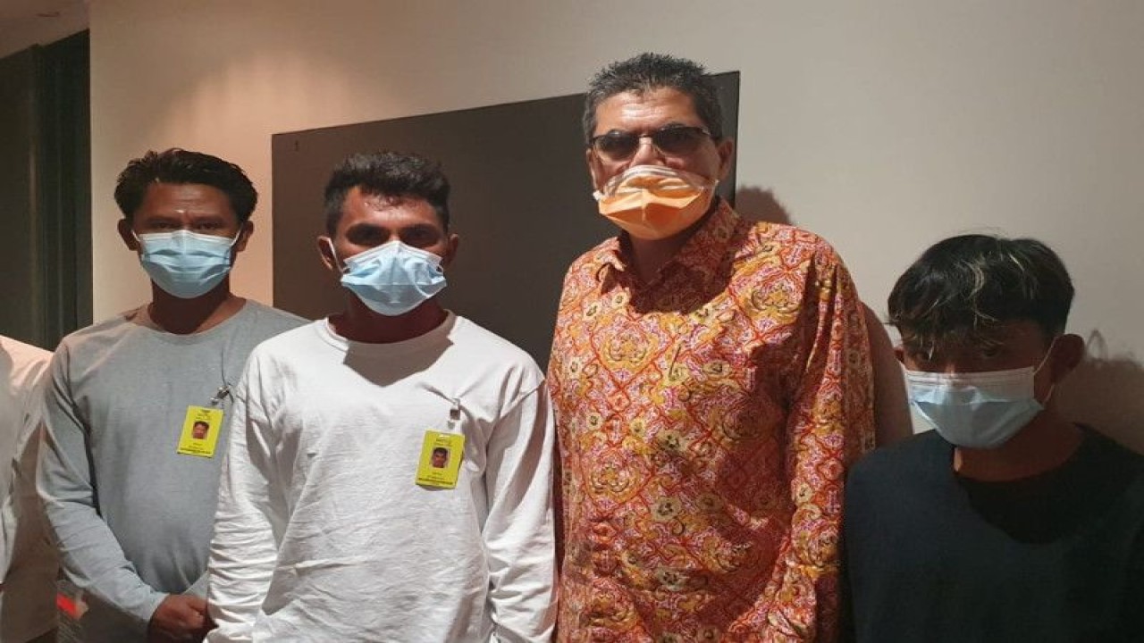 Pelaksana Fungsi Konsuler Konsulat Republik Indonesia di Darwin Yulius Mada Kaka berpose dengan sejumlah nelayan yang ditahan di Darwin, Australia. ANTARA/Ho-Konsulat RI di Darwin