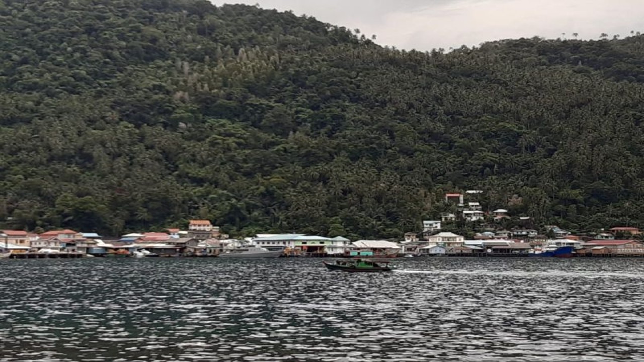 Aktivitas nelayan tradisional di Perairan Tarempa, Kabupaten Kepulauan Anambas, Kepulauan Riau beberapa waktu lalu (ANTARA/Nikolas Panama)
