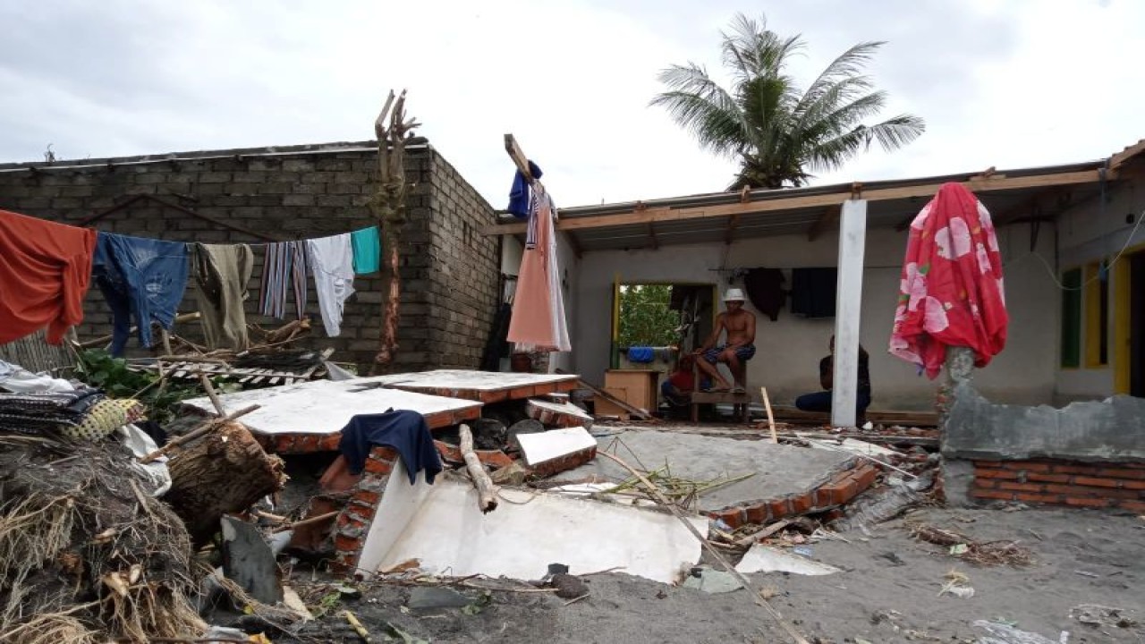 Ilustrasi: seorang nelayan di Lingkungan Mapak Indah, Kota Mataram, Provinsi Nusa Tenggara Barat, duduk termenung melihat rumahnya yang roboh akibat abrasi pantai pada Kamis (22/12-2022). (Foto: ANTARA/Nirkomala)