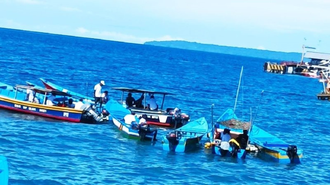 Nelayan Papua memanfaatkan perahu motor bantuan Kementerian Kelautan Perikanan mengelola potensi perikanan perairan Biak Numfor. ANTARA/Muhsidin