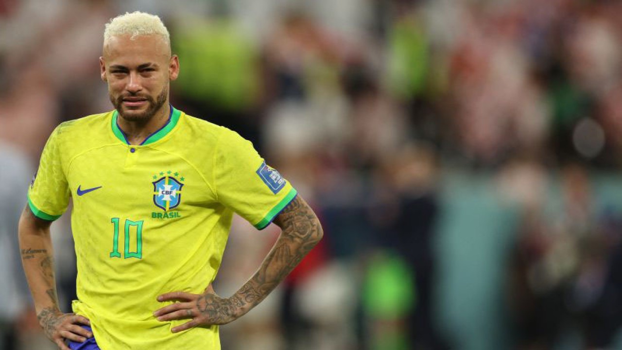 Reaksi Neymar saat Timnas Brazil kalah adu penalti lawan Kroasia dalam pertandingan perempat final Piala Dunia 2022 di Education City Stadium, Al-Rayyan, Doha pada 10 Desember 2022. ANTARA/AFP/ADRIAN DENNIS