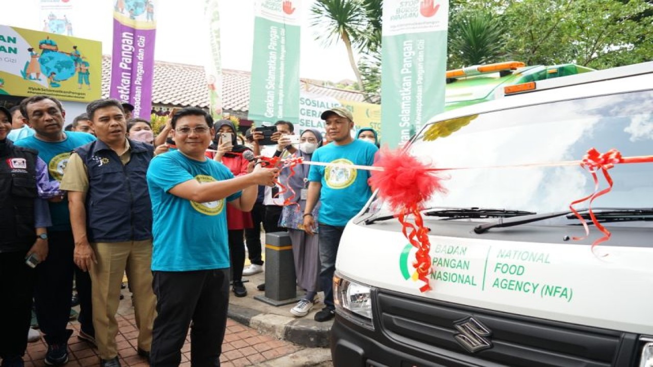 Kepala Badan Pangan Nasional Arief Prasetyo Adi meluncurkan Mobil Logistik Pangan dan Food Truck untuk menyalurkan pangan berlebih yang berpotensi terbuang kepada masyarakat yang membutuhkan di Jakarta, Selasa (20/12/2022). (istimewa)