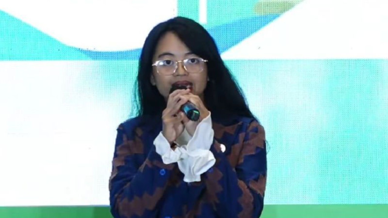 Tangkapan layar pegiat lingkungan dan pendidikan berkelanjutan Ni Kadek Putri Adnyaningsih dalam SDGs Annual Conference 2022 yang digelar secara hibrida di Jakarta, Jumat (2/12/2022) (ANTARA/Suci Nurhaliza)