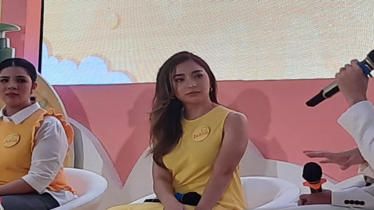 Selebritas Nikita Willy saat menghadiri Konferensi Pers Peringati 50 Tahun Kehadirannya, Zwitsal Gelar “Festival #MomenBondingBermakna” di Jakarta, Kamis (22/12/2022). (ANTARA/Lia Wanadriani Santosa)