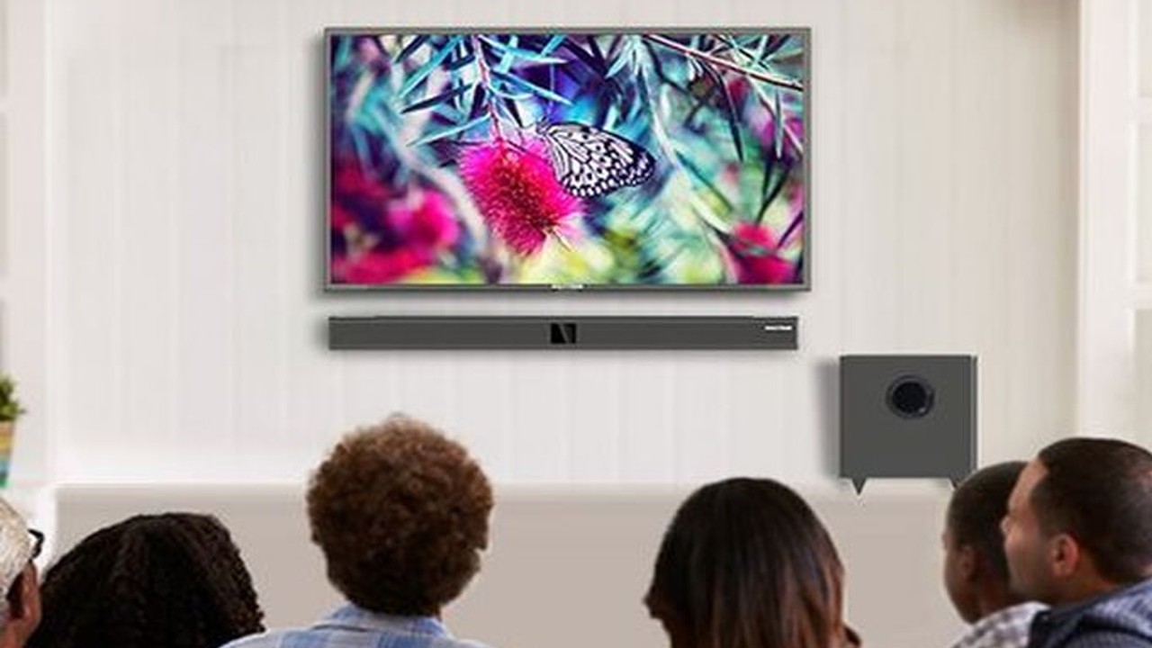 Ilustrasi, sebuah keluarga tengah menyaksikan siaran TV Digital.