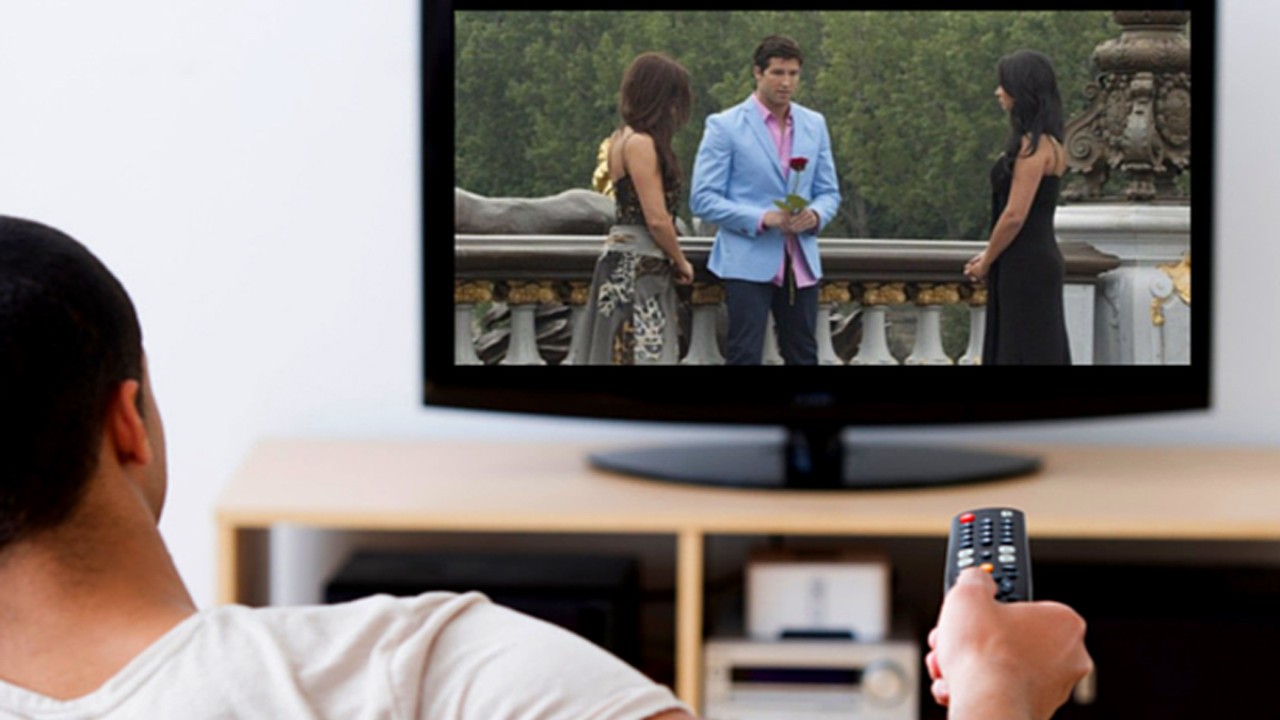 Ilustrasi Seseorang tengah menyaksikan siaran Televisi Digital.