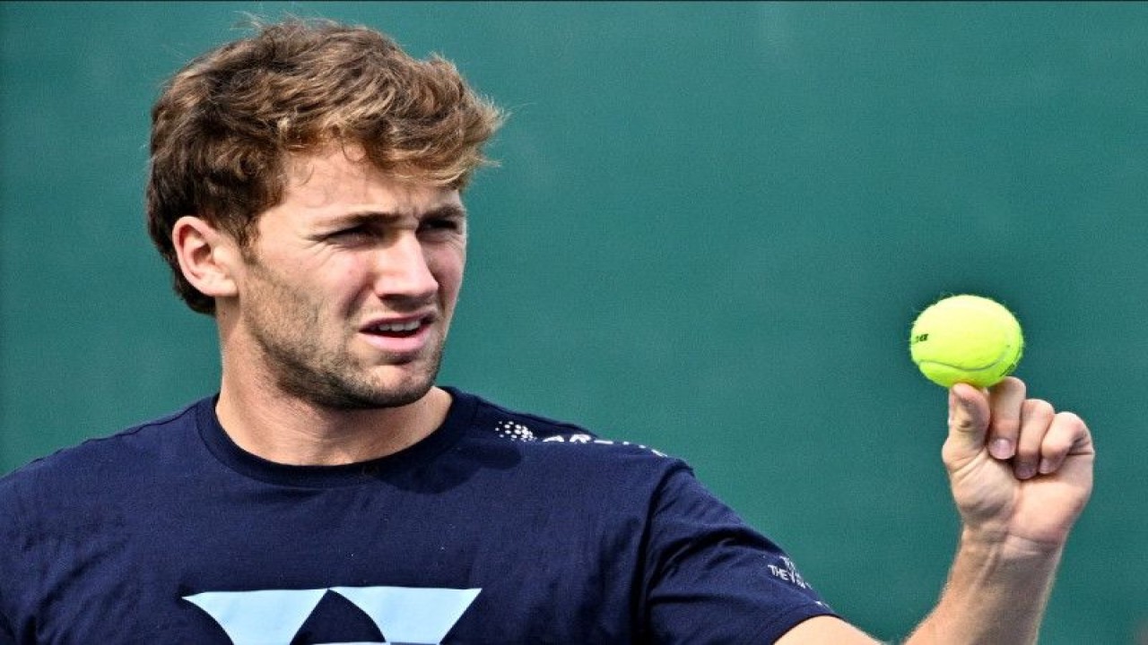 Petenis Norwegia Casper Ruud saat latihan di sela turnanen Korea Open di Seoul 28 September 2022. (ANTARA/AFP/ANTHONY WALLACE)