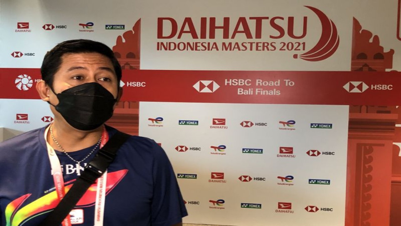 Pelatih bulu tangkis ganda campuran nasional, Nova Widianto berkomentar soal penampilan Praveen Jordan/Melati Daeva Oktavianti yang dinilai mengecewakan di babak pertama Indonesia Masters 2021 di Bali, Kamis. (Antaranews/Roy Rosa Bachtiar)