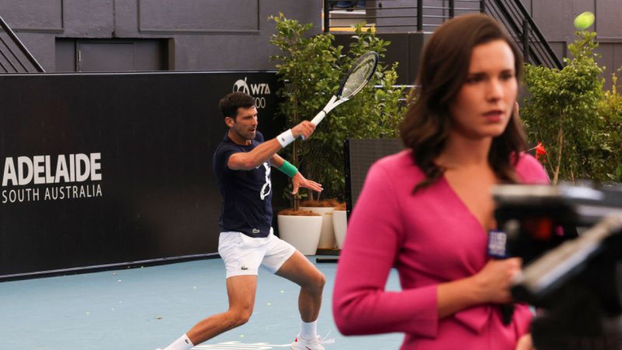 Ilustrasi - Petenis Serbia Novak Djokovic berlatih menjelang turnamen Adelaide International dan Australian Open di Memorial Drive Tennis Club in Adelaide, Australia, Kamis (29/12/2022). ANTARA FOTO/REUTERS/Loren Elliott/foc.