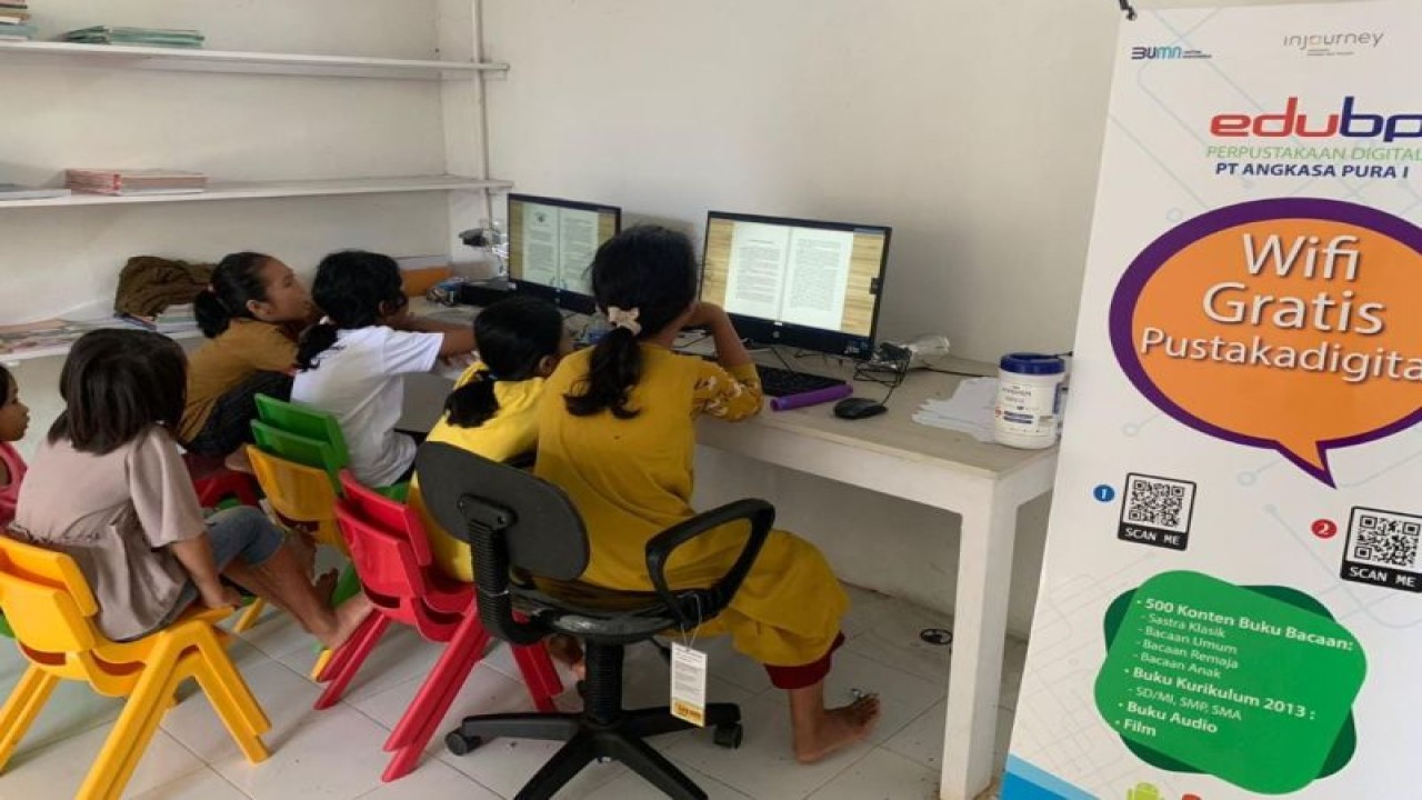 Perpustakaan digital di Desa Mertak, Kecamatan Pujut, Kabupaten Lombok Tengah, NTB (ANTARA/HO-Humas Bandara Lombok)
