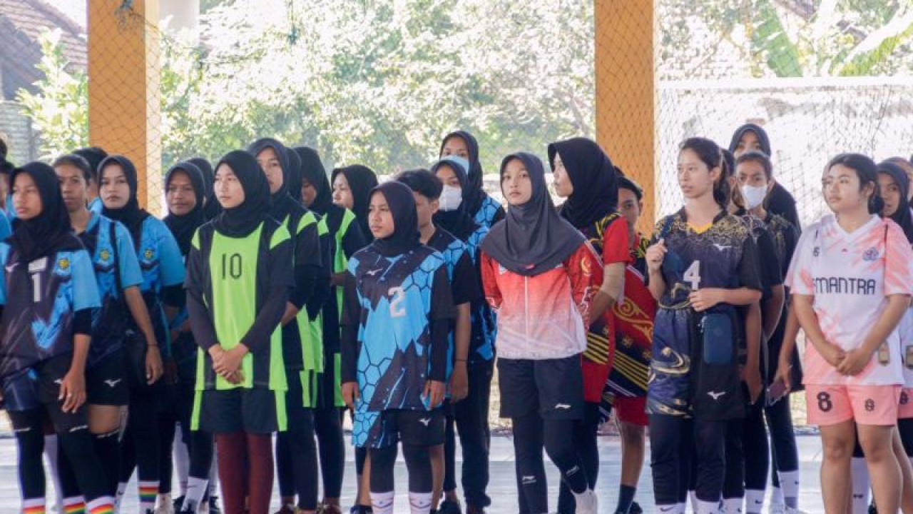Para siswa SMA/SMK sederajat di Nusa Tenggara Barat mengikuti pembukaan kejuaraan sepak takraw antar pelajar se-NTB di Kota Mataram, Senin (5/12/2022). (ANTARA/Nur Imansyah).