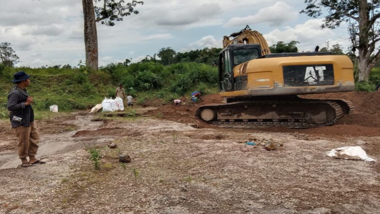 Sebuah alat berat yang digunakan pemerintah daerah untuk membangun Sirkuit Motor Cross Desa Lantan, Kecamatan Batukliang Utara, Kabupaten Lombok Tengah, NTB (ANTARA/Akhyar)