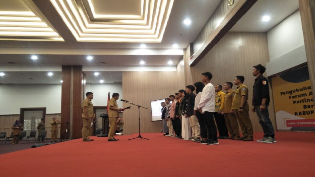 Acara pengukuhan Forum Anak dan Relawan Perlindungan Anak Berbasis Masyarakat di Kantor Bupati Lombok Tengah, Nusa Tenggara Barat, Senin (12/12/2022). (ANTARA/Akhyar)