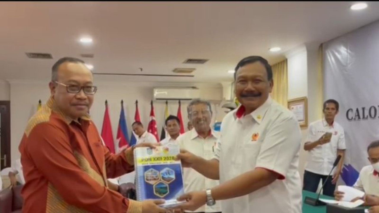 Arsip - Sekretaris Daerah (Sekda) Nusa Tenggara Barat (NTB), HL Gita Ariadi menyerahkan dokumen persyaratan pencalonan tuan rumah bersama PON 2028 kepada Ketua Panitia Penjaringan dan Penyaringan Calon Tuan Rumah Pelaksana PON XXII Tahun 2028, Mayjen TNI (Purn) Suwarno, yang juga sebagai Wakil I Ketua Umum KONI Pusat di Jakarta, Selasa (5/7/2022). (ANTARA/Nur Imansyah). (1)