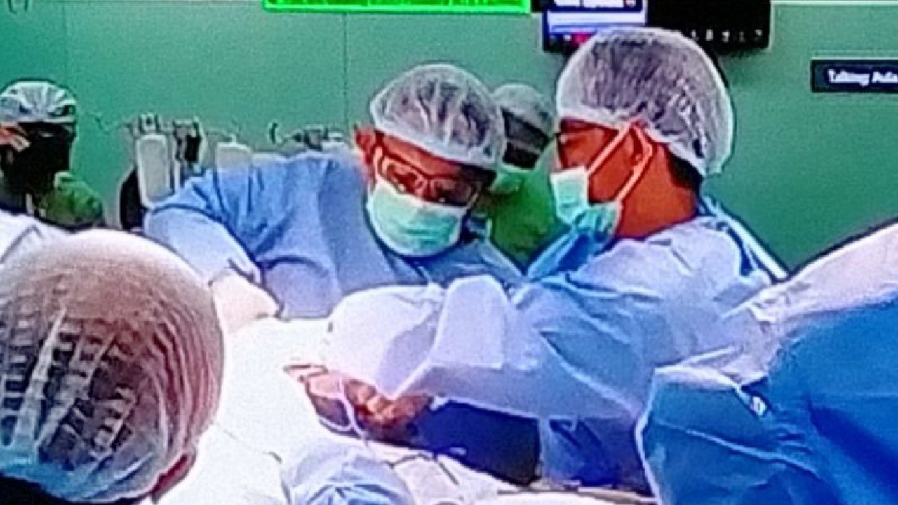 Tangkapan layar video suasana operasi bedah jantung terbuka pertama di RSUD Provinsi NTB yang ditunjukkan saat sesi konferensi pers di Aula RSUD Provinsi NTB di Kota Mataram, Jumat (16/12/2022). ANTARA/Nur Imansyah