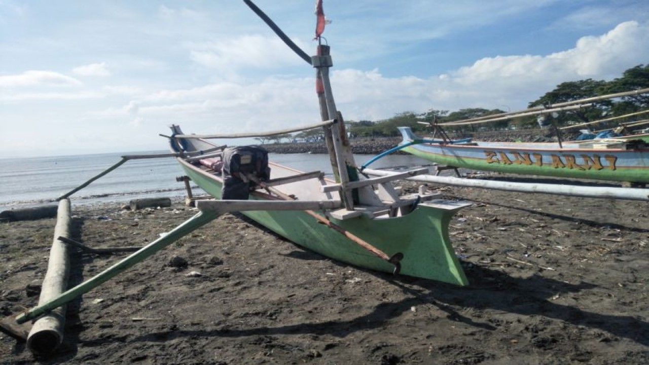 Perahu nelayan di pesisir Pantai Labuhan Haji, Kabupaten Lombok Timur, Nusa Tenggara Barat (ANTARA/Akhyar)