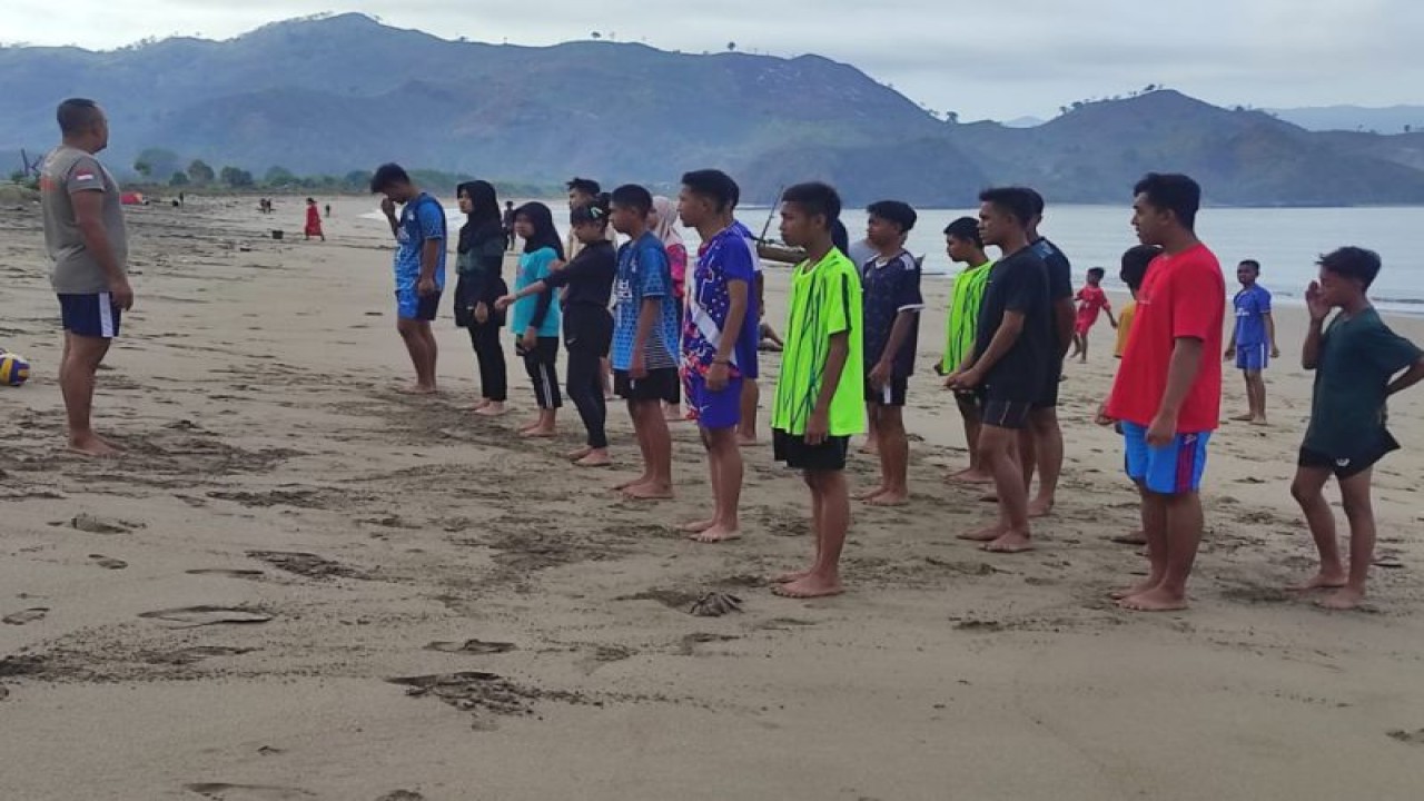 Dokumentasi anggota Polres Dompu, Nusa Tenggara Barat, saat memberikan pengarahan pada anggota Remaja Bhayangkara Club. ANTARA/Polres Dompu