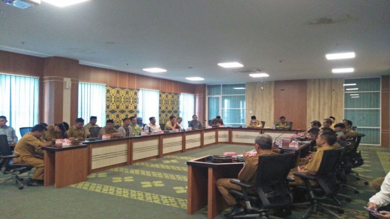 Rapat koordinasi program perluasan kesempatan kerja berbasis kawasan dari Kemnaker bersama Pemerintah daerah Lombok Tengah, Nusa Tenggara Barat di kantor bupati setempat, Senin (18/12/2022). (ANTARA/Akhyar)