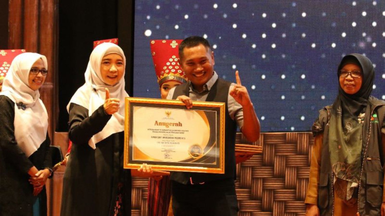 Direktur RSUD Provinsi NTB, dr. H. Lalu Herman Mahaputra saat menerima penghargaan dari Wakil Gubernur NTB, Dr. Hj. Sitti Rohmi Djalilah di ajang Anugerah Keterbukaan Informasi Publik Provinsi NTB. (ANTARA/Nur Imansyah).