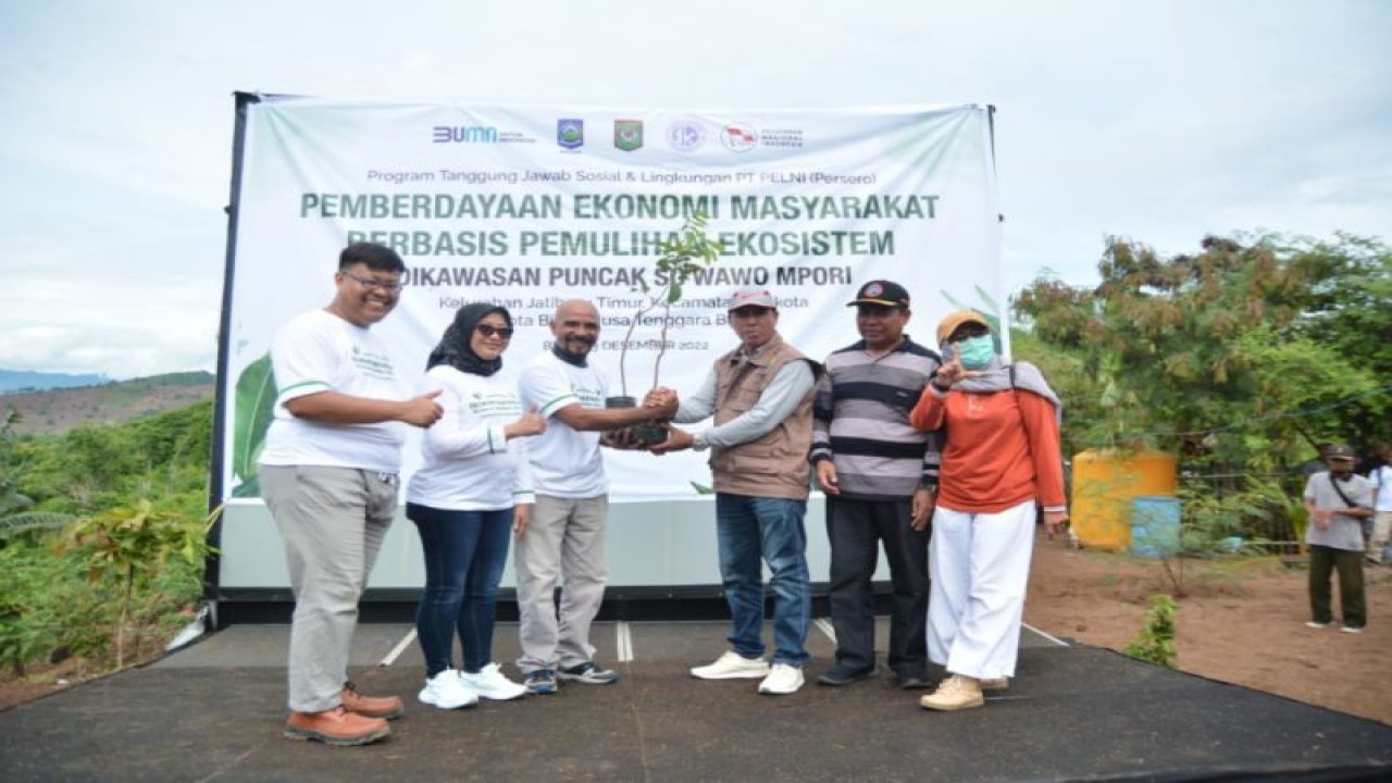Foto bersama pejabat PELNI saat acara penanaman pohon kemiri di Kota Bima, NTB. (ANTARA/Humas PELNI)