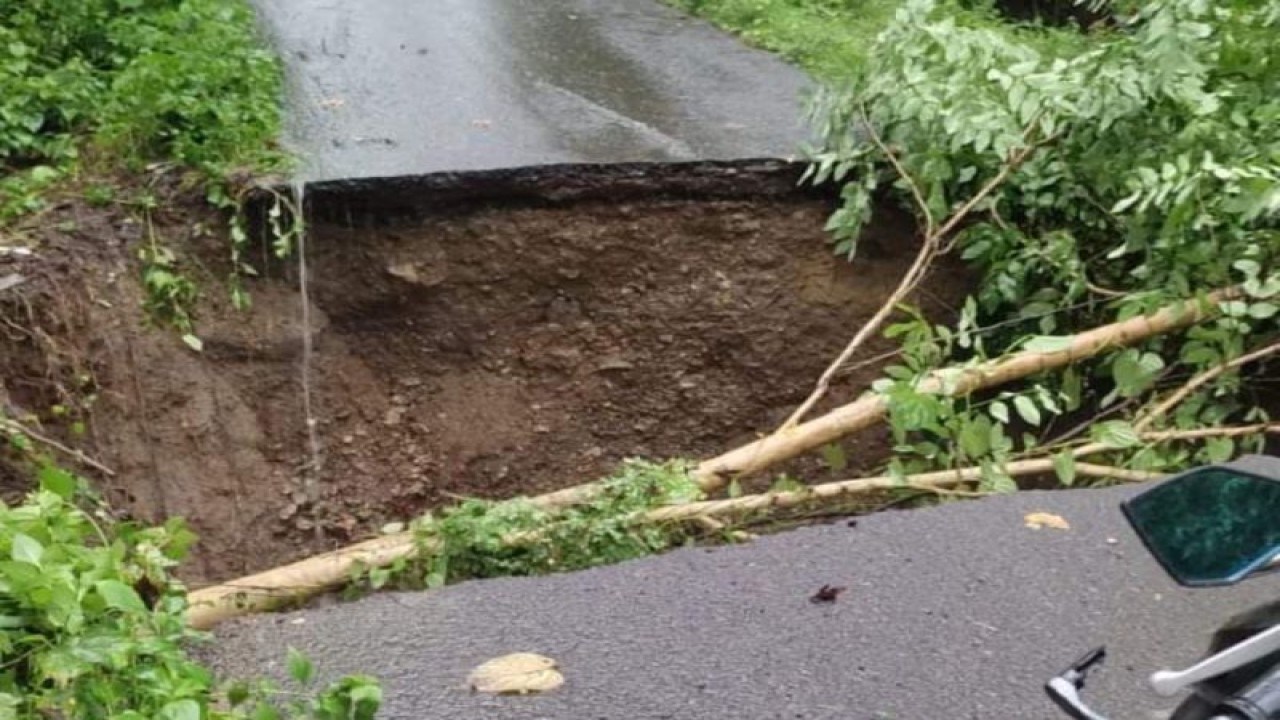 Jalan yang putus akibat hujan di jalan raya Desa Tumpak menuju Desa Pengembur, Kecamatan Pujut, Kabupaten Lombok Tengah, NTB, Sabtu (24/12/2022) (ANTARA/Humas Polsek Kawasan Mandalika)