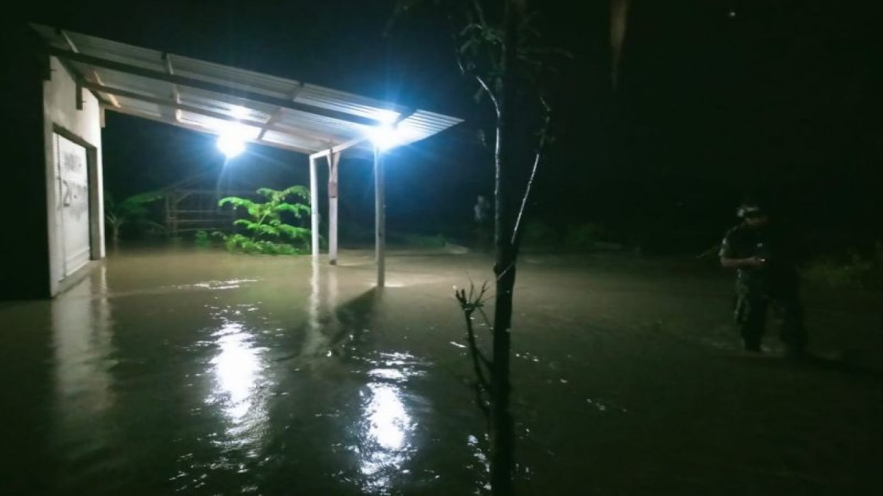 Salah satu rumah warga yang terkena dampak bencana alam banjir di wilayah Lombok Tengah, NTB (ANTARA/Humas BPBD Lombok Tengah)