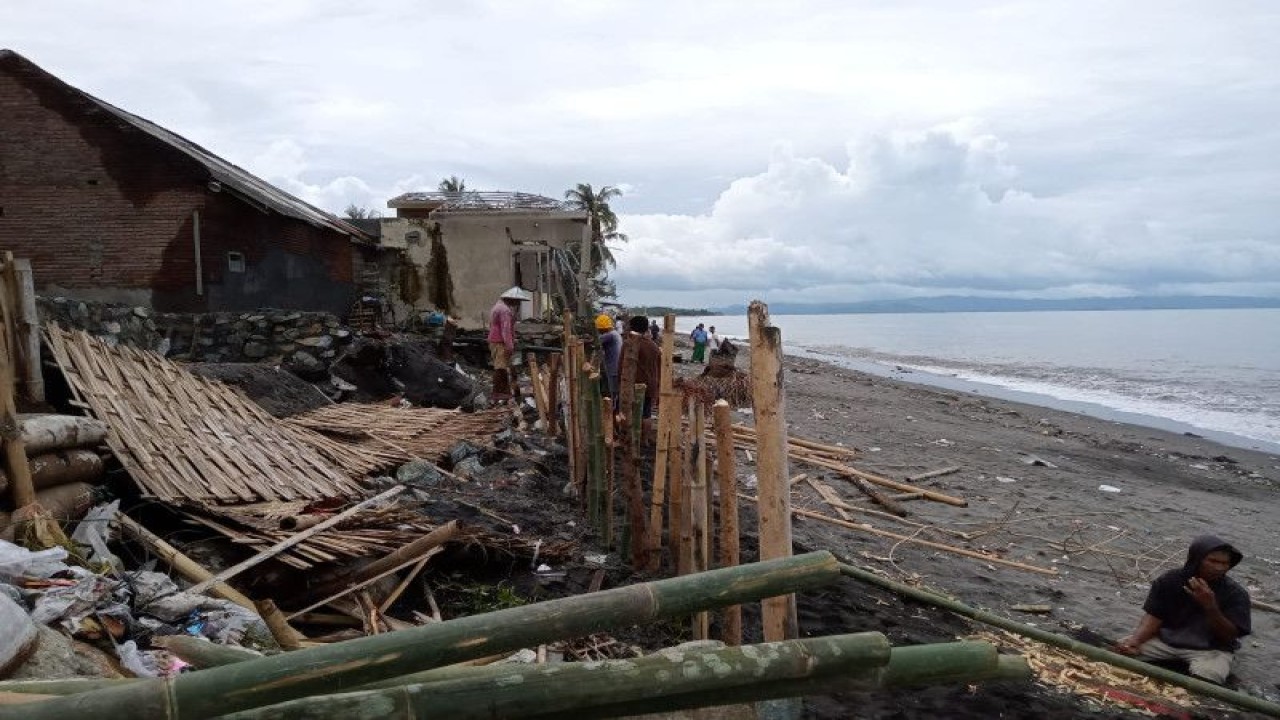Sejumlah warga di Lingkungan Mapak Indah Kota Mataram, Provinsi Nusa Tenggara Barat, Senin (26/12/2022), bergotong royong membuat tanggul darurat untuk mengantisipasi gelombang pasang. ANTARA/Nirkomala