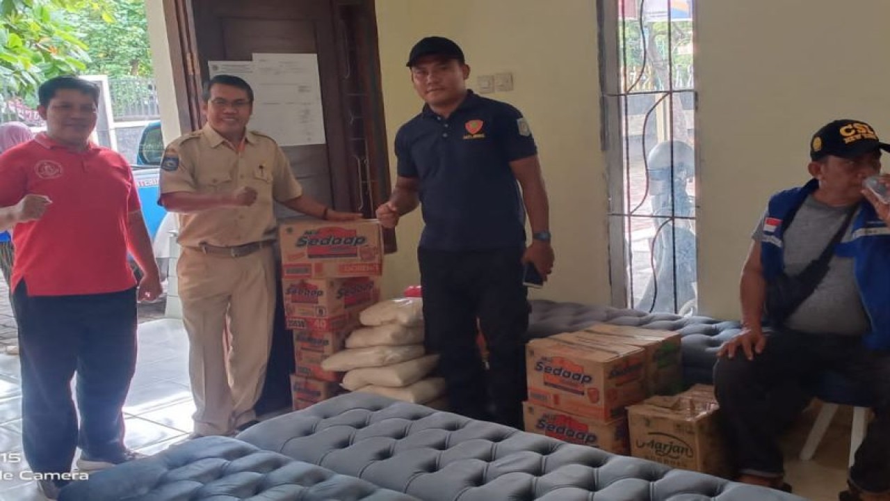 Penyaluran bantuan sembako dari Dinas Sosial Kota Mataram, Provinsi Nusa Tenggara Barat, terhadap warga yang terdampak abrasi pantai di Kelurahan Karang Pule, akibat gelombang pasang. Selasa (27/12-2022) ANTARA/HO-Humas Dinsos