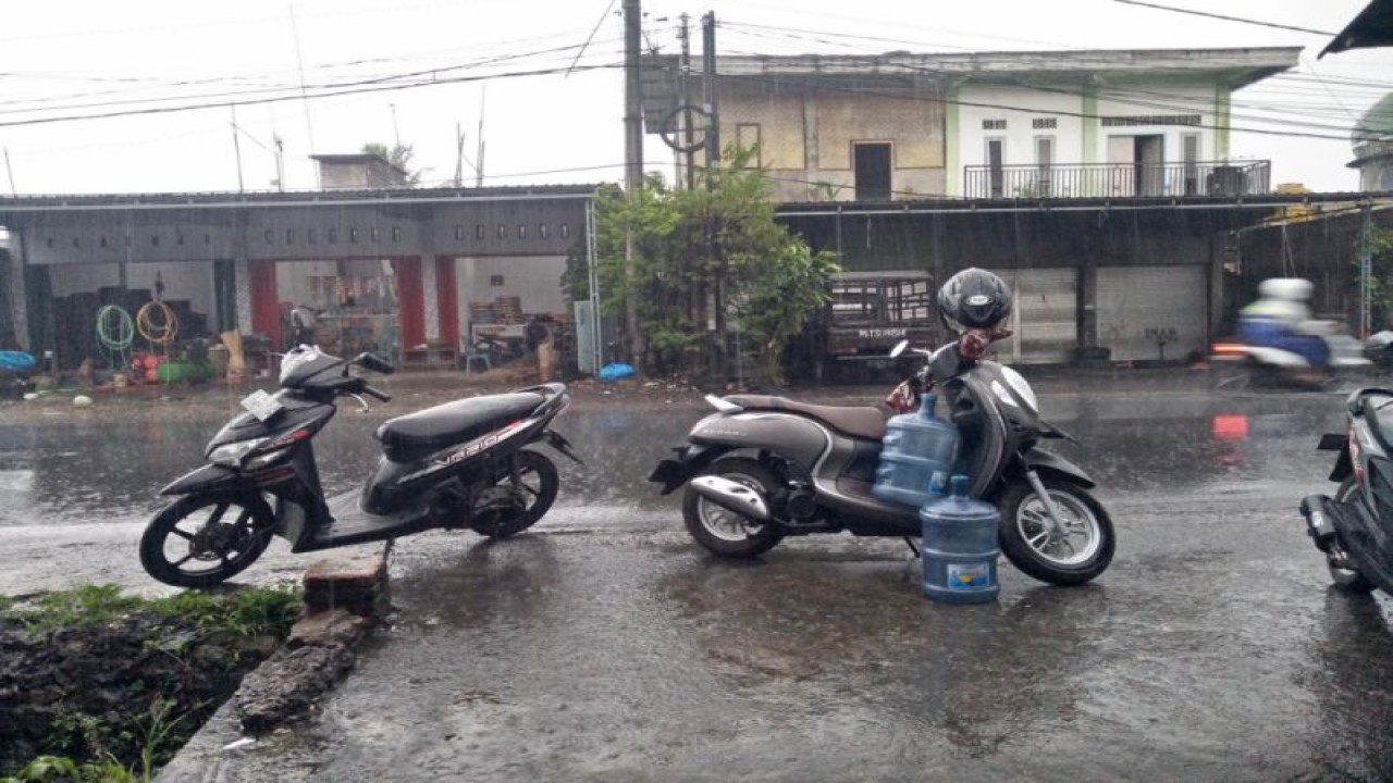 Kendaraan milik warga saat diguyur hujan di wilayah Lombok Tengah, NTB, Sabtu (24/12/2022) (ANTARA/Akhyar)