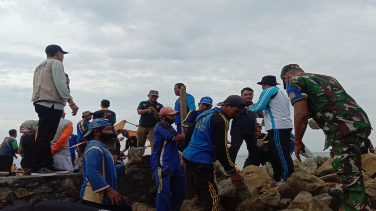 Sejumlah dinas teknis Pemerintah Kota Mataram, Provinsi Nusa Tenggara Barat, bersama TNI/Polri melakukan pemasangan beronjong di Lingkungan Mapak Indah, sebagai upaya pencegahan abrasi, Jumat (30/12-2022). (ANTARA/HO)